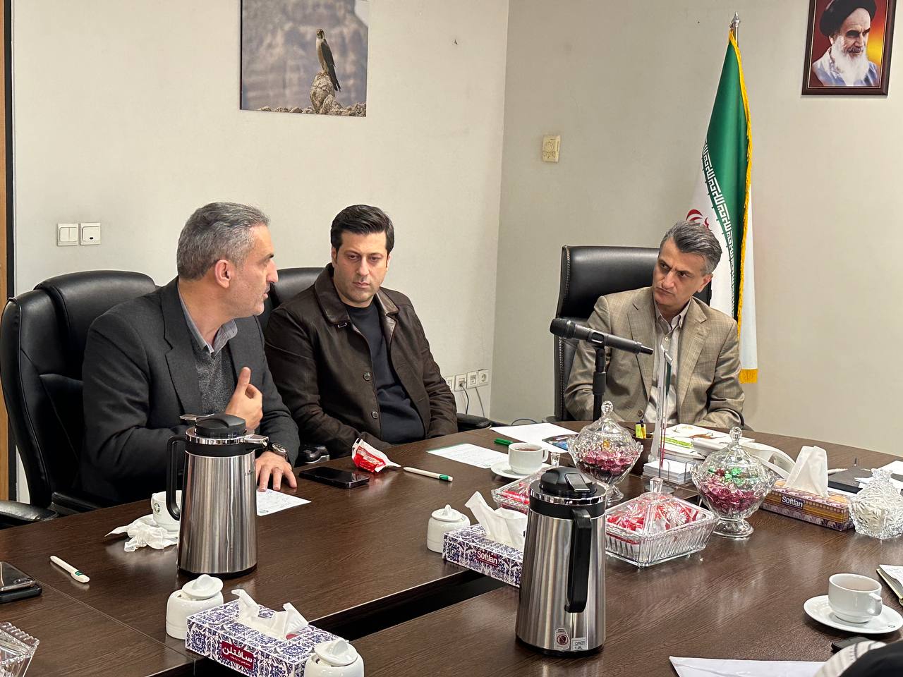 جلسه شورای سیاست گذاری جشنواره ملی « فرزند ایران،  قهرمان زمین» در سازمان محیط زیست کشور برگزار شد